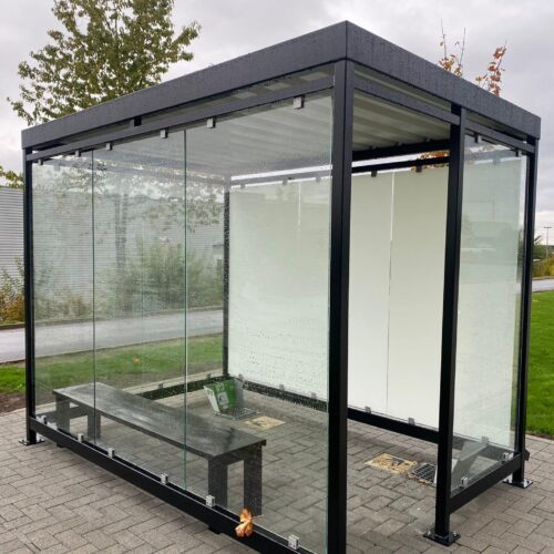 Parkbank Danielle 57 Nog een afbeelding van onze rookabri model Keulen 3x2m met zeefdruk en parkbank Danielle in dezelfde ral kleur als de overkapping. Deze staat in Vlaanderen.